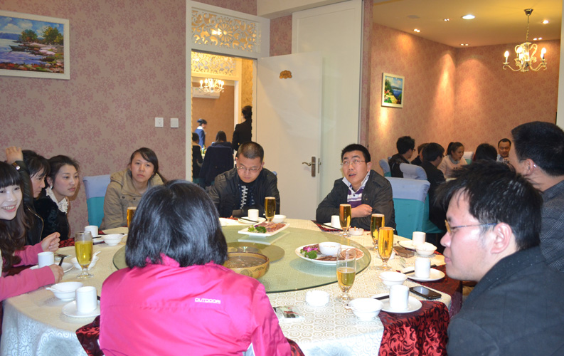 在2013年新年來(lái)臨之際，昆明天度網(wǎng)絡(luò)公司組織全體員工聚餐和溫莎K歌。在2012年里，天度順利完成了集團(tuán)整合和辦公室擴(kuò)充搬遷，并獲得了客戶和業(yè)界的廣泛認(rèn)可；在新的一年里，天度人將把握機(jī)遇、再接再礪，努力完善售后服務(wù)和強(qiáng)化服務(wù)品質(zhì)，力爭(zhēng)在2013年內(nèi)客戶總數(shù)突破5000家，為打造云南網(wǎng)絡(luò)營(yíng)銷(xiāo)而努力。