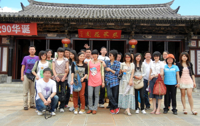 由于天度公司技術(shù)部和商務(wù)部同事在2011年9月份業(yè)績(jī)表現(xiàn)突出，并且獲得客戶一致好評(píng)，公司于2011年9月17日委托旅游公司組織天度部分員工到建水（燕子洞、朱家花園等）兩日游。