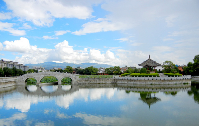建水古稱(chēng)臨安，亦名巴甸，是一座歷史文化名城，距離昆明以南220公里處。建水城最早是南詔時(shí)修筑的土城，明洪武二十年（1387年）擴(kuò)建為磚城。城周六里三、城墻高二丈五尺，四門(mén)有城樓，樓為三層，各高四丈，非常壯觀。 建水人文鼎盛，在元代就始建廟學(xué)，明洪武年間建臨安府學(xué)，萬(wàn)歷年間建立建水州儒學(xué)。