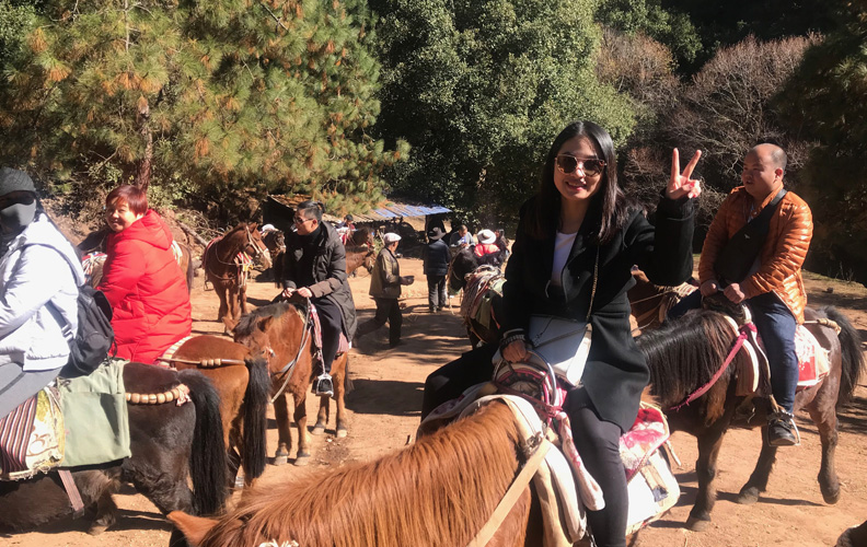 吃罷中午飯就是中外的茶馬古道—騎馬之旅！