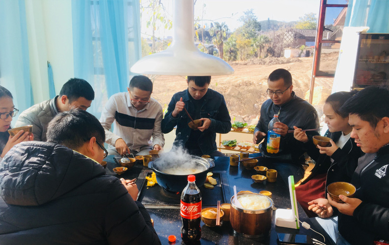 拍照留影后品嘗麗江特色土雞火塘火鍋，火塘正中翻滾中濃厚、香醇的雞湯，外圍是玉米、土豆等粗糧燒烤，一溫、一熱，相得益彰！